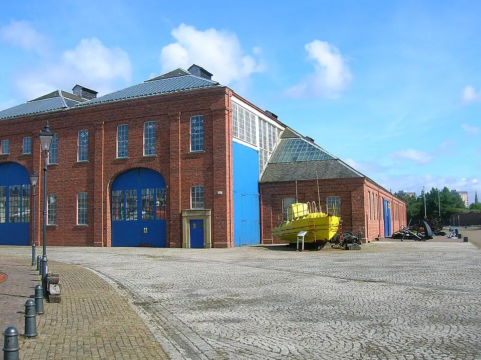 Image: Rosser1954 at English Wikipedia · Public domain Linthouse Building
