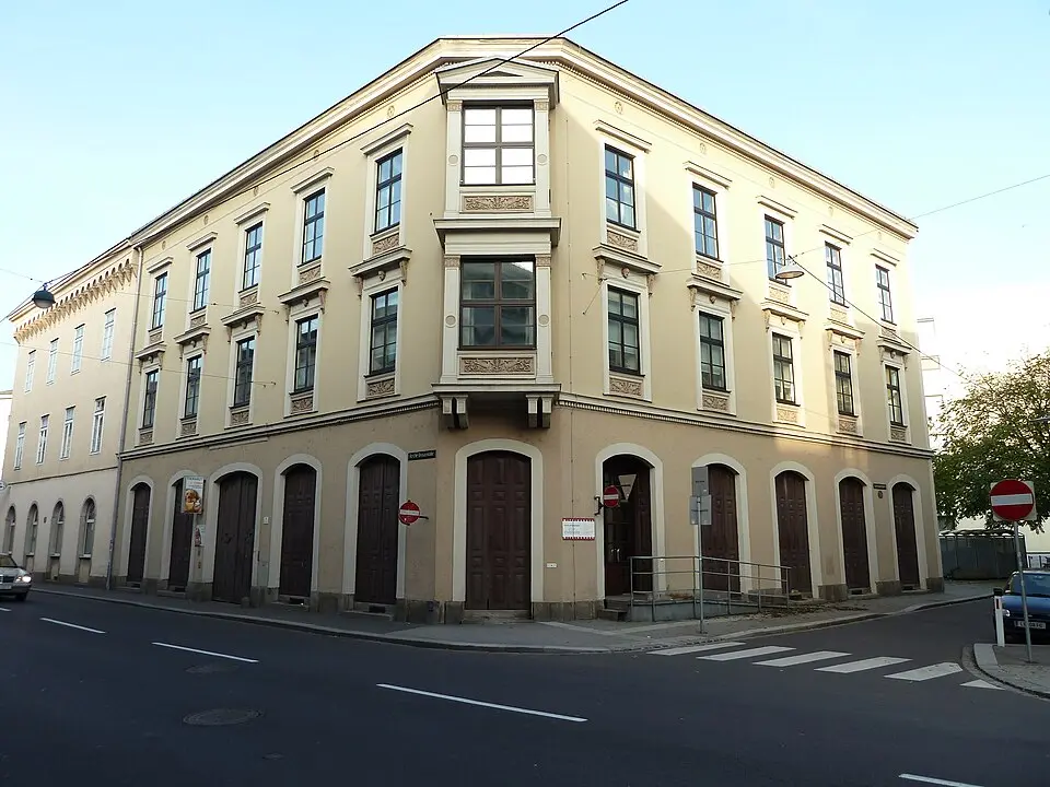 Eisenbahngasse 1