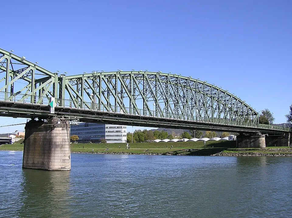 Image: NeoUrfahraner · CC BY-SA 4.0 Eisenbahn- und Straßenbrücke über die Donau in Linz