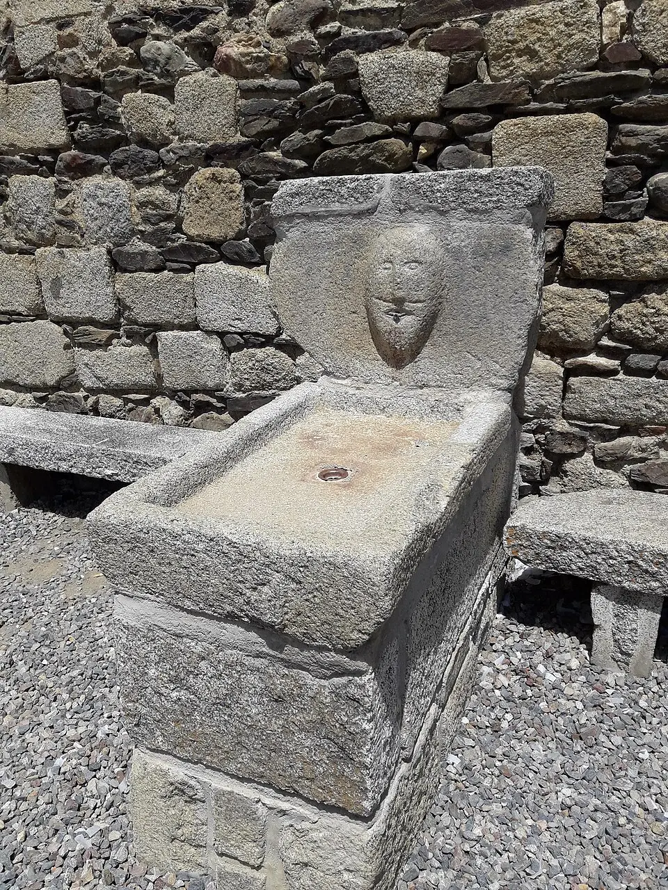 Bild: Pere López · CC BY-SA 4.0 Font de l'església de la Mare de Déu dels Àngels