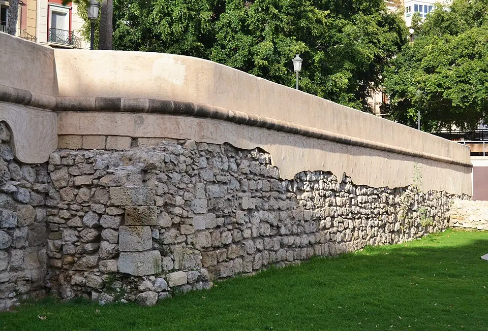 Muralla en el Paseo de Ramiro