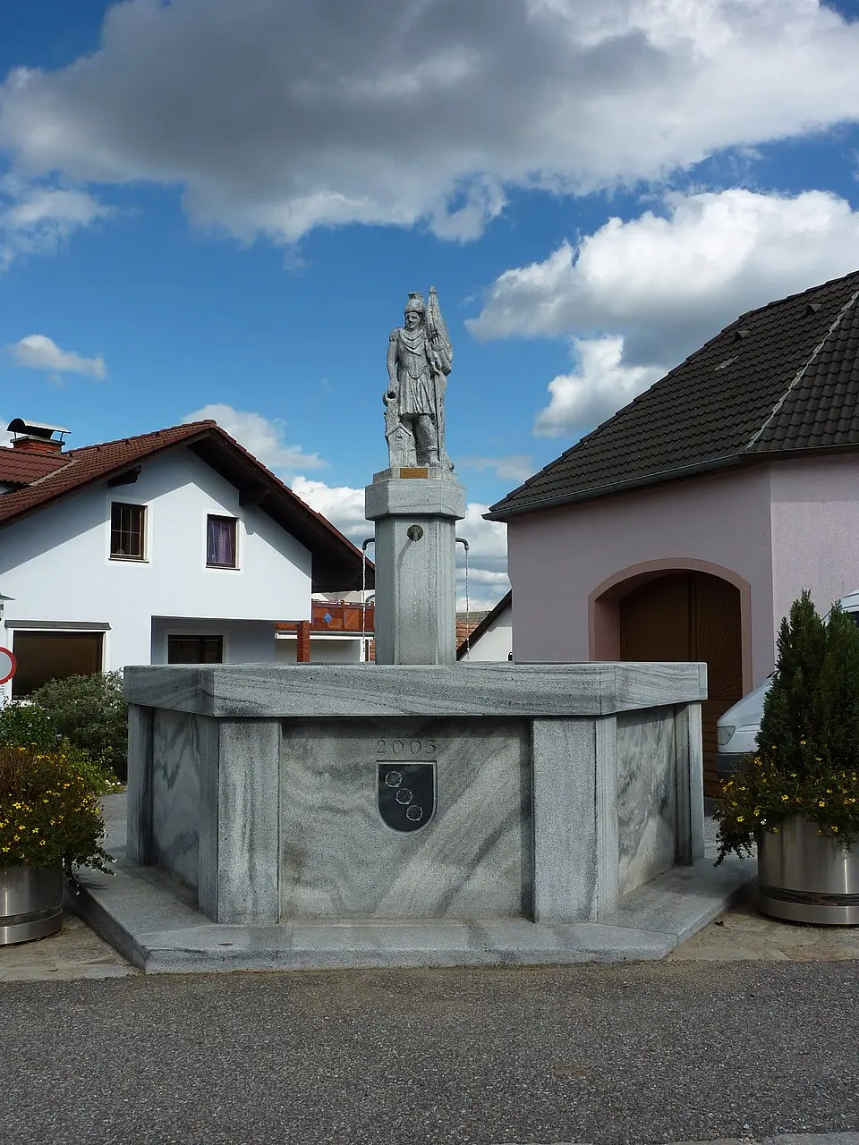 Brunnen mit Säule und hl. Florian