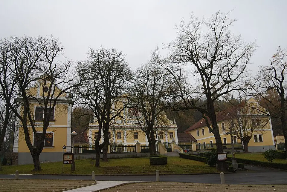 Klášter Kongregace Šedých sester III. řádu sv. Františka v Lomci