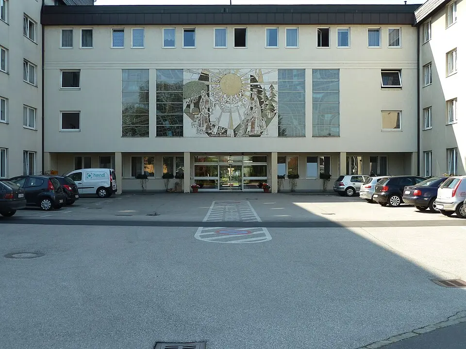 Kapellentrakt des Seniorenheims der Franziskusschwestern mit Kunst am Bau