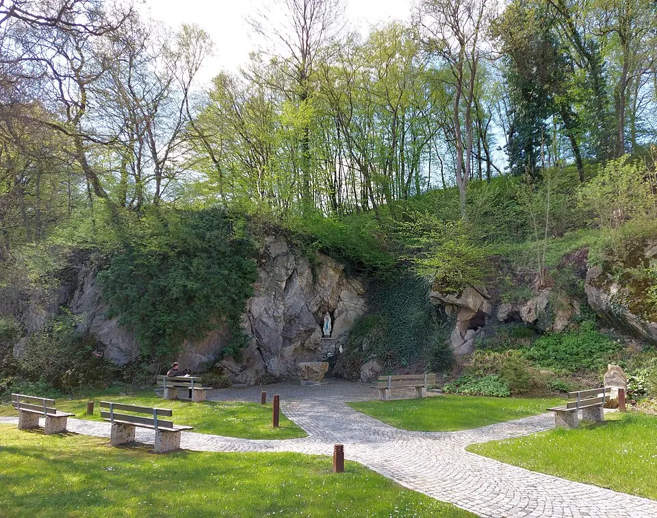 Obrázok: Maestro Ivanković · CC BY-SA 4.0 Lourdesgrotte (Heiligenkreuz)