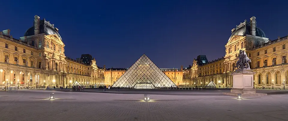 Glaspyramide im Innenhof des Louvre