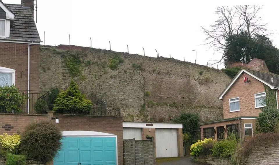 Town Walls from south end of Castle Walk House to Linney Gate