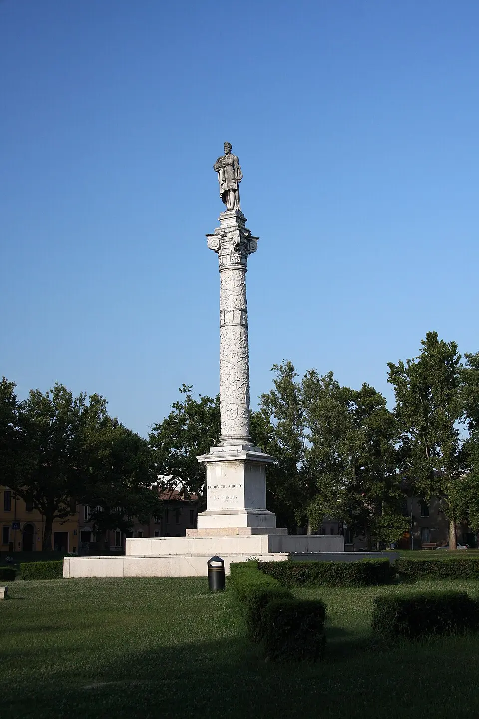 monumento a Ludovico Ariosto in piazza Ariostea
