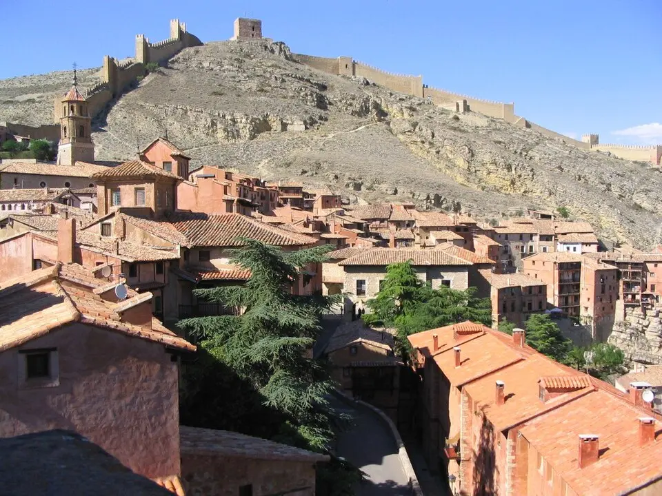 Image: Miguel303xm · CC BY-SA 2.5 Murallas de Albarracín