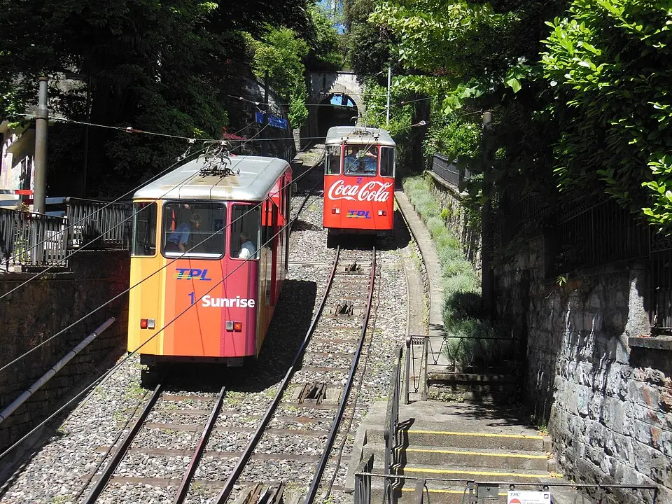 Bild: Chris j wood · CC BY-SA 3.0 Standseilbahn Lugano