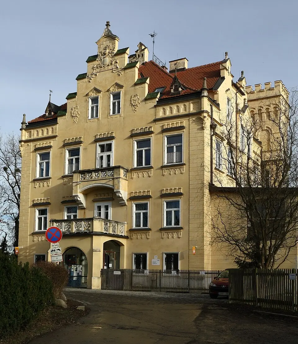 Kindergarten, Schloss Lustbühel mit Einfahrtstor