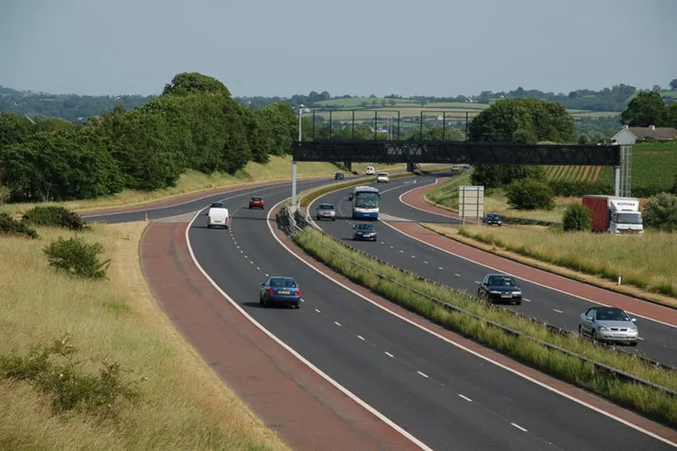 Image: Albert Bridge · CC BY-SA 2.0 M1 motorway