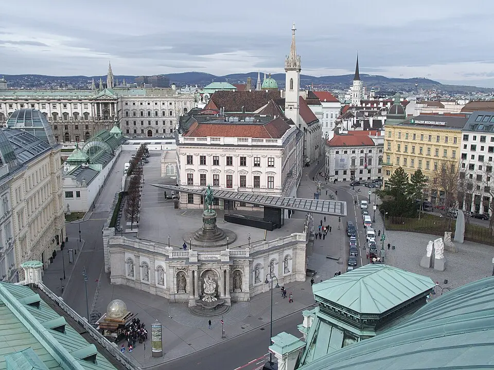 Obrázok: Herbert Ortner · CC BY 4.0 Albertina mit Augustinerbastei und Museum, Augustinerturm