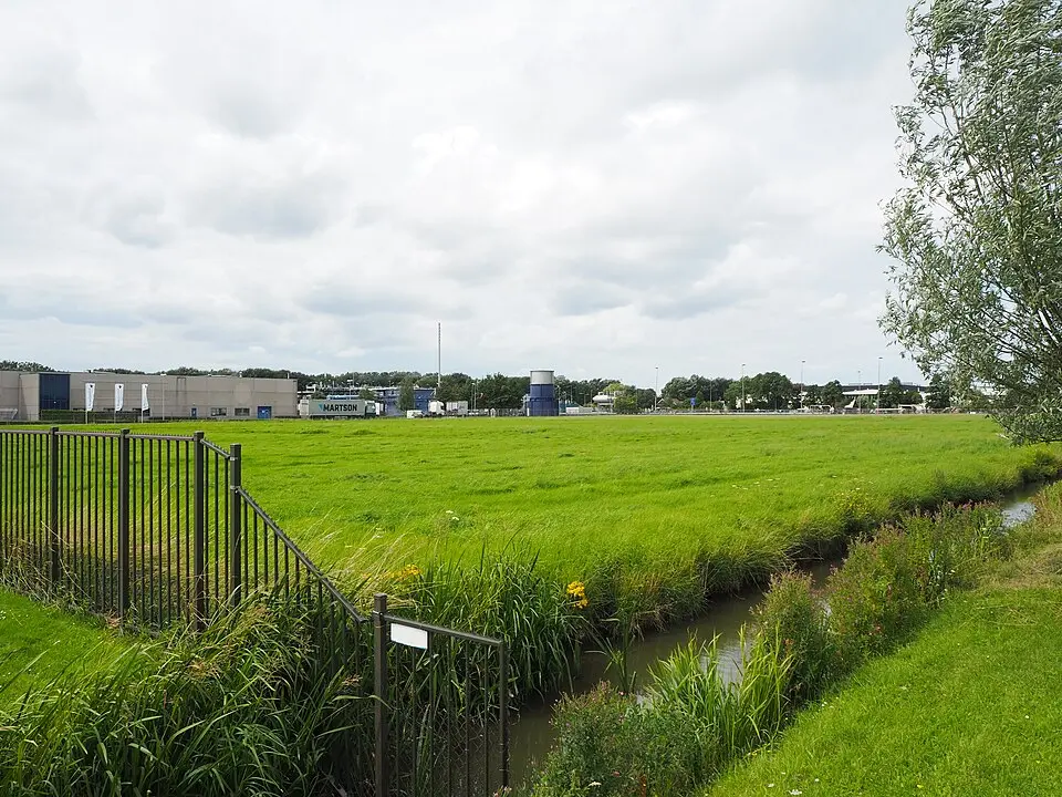 Terrein waarin sporen van bewoning uit de IJzertijd en sporen van bewoning waaronder de resten van een commanderij van de Duitse Orde