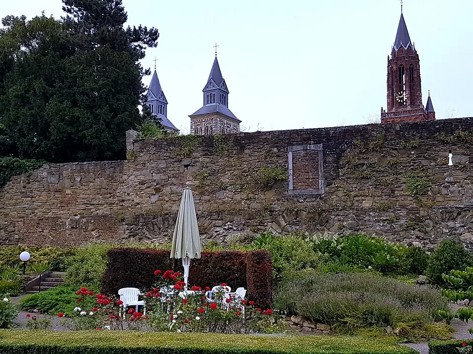 stadsmuur in kloostertuin Zusters Onder de Bogen
