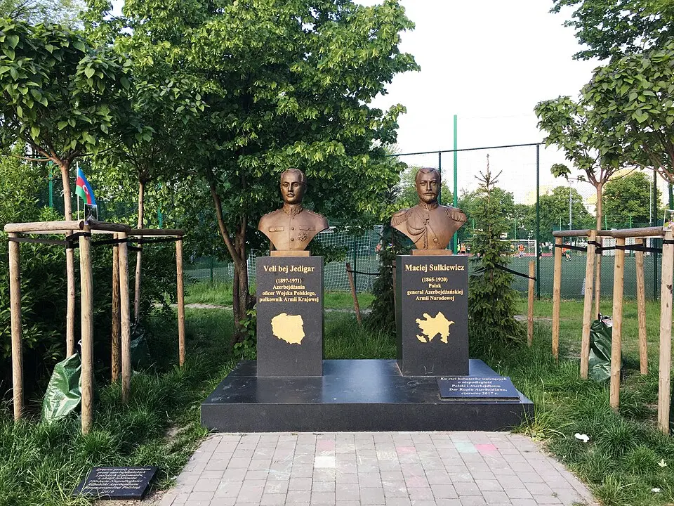 Pomnik ku czci bohaterów walczących o niepodleglość Polski i Azerbejdżanu