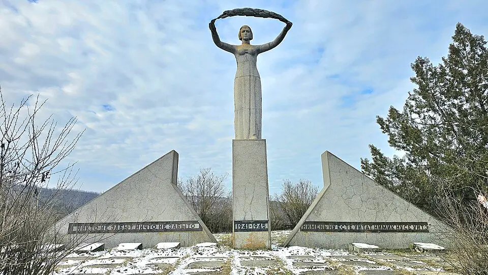 Monument la mormântul comun al ostașilor căzuți în 1944 și în memoria consătenilor căzuți în război (1941-1945)
