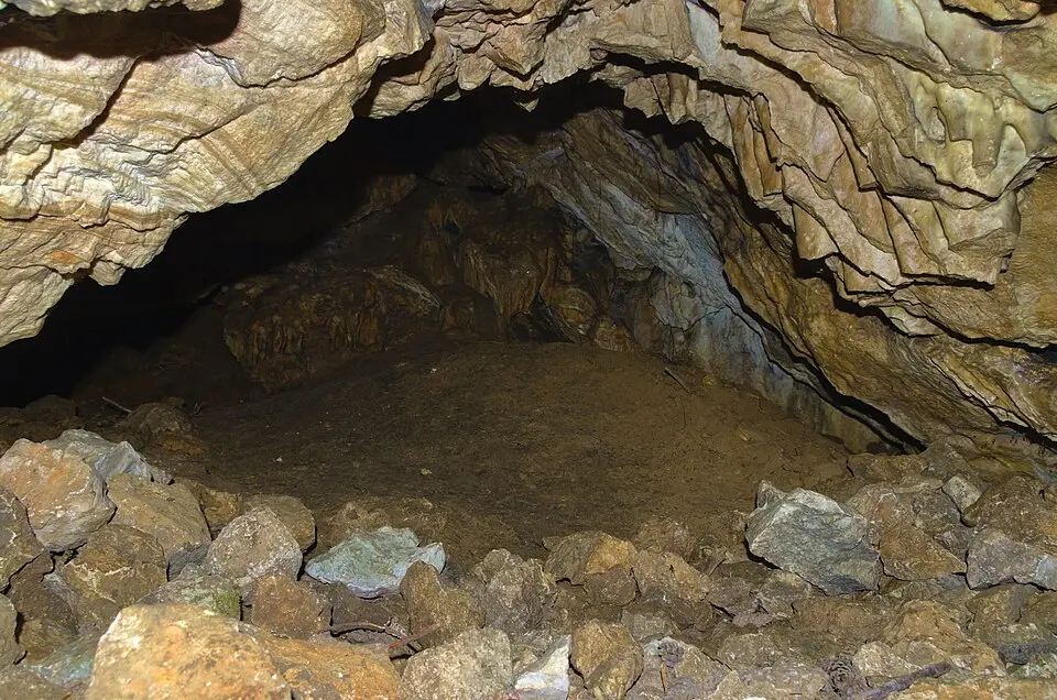 Magazyn Cave