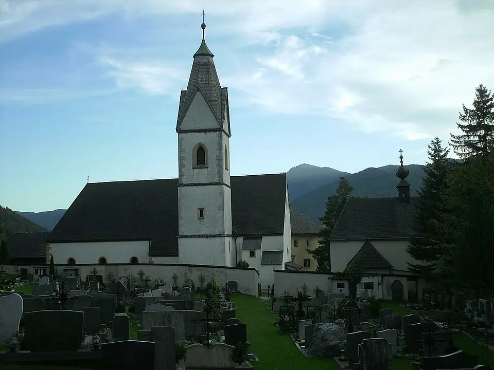 Bild: Veleius · CC BY-SA 3.0 AT Kath. Pfarrkirche hl. Magdalena und Kirchhof