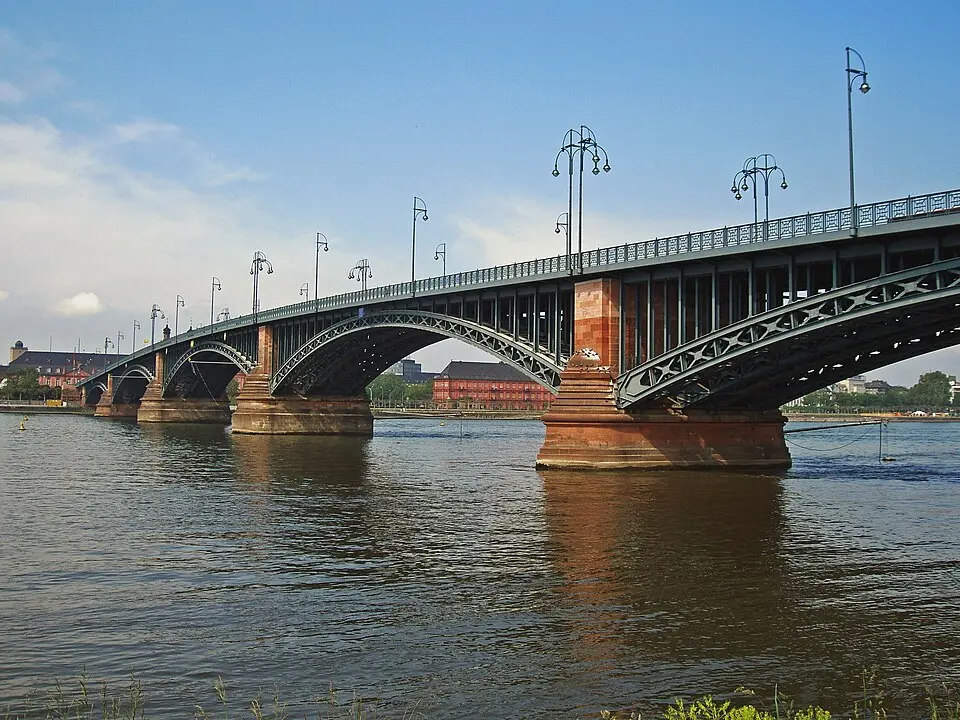 Naložil: JosePian · CC BY-SA 3.0 Theodor-Heuss-Brücke