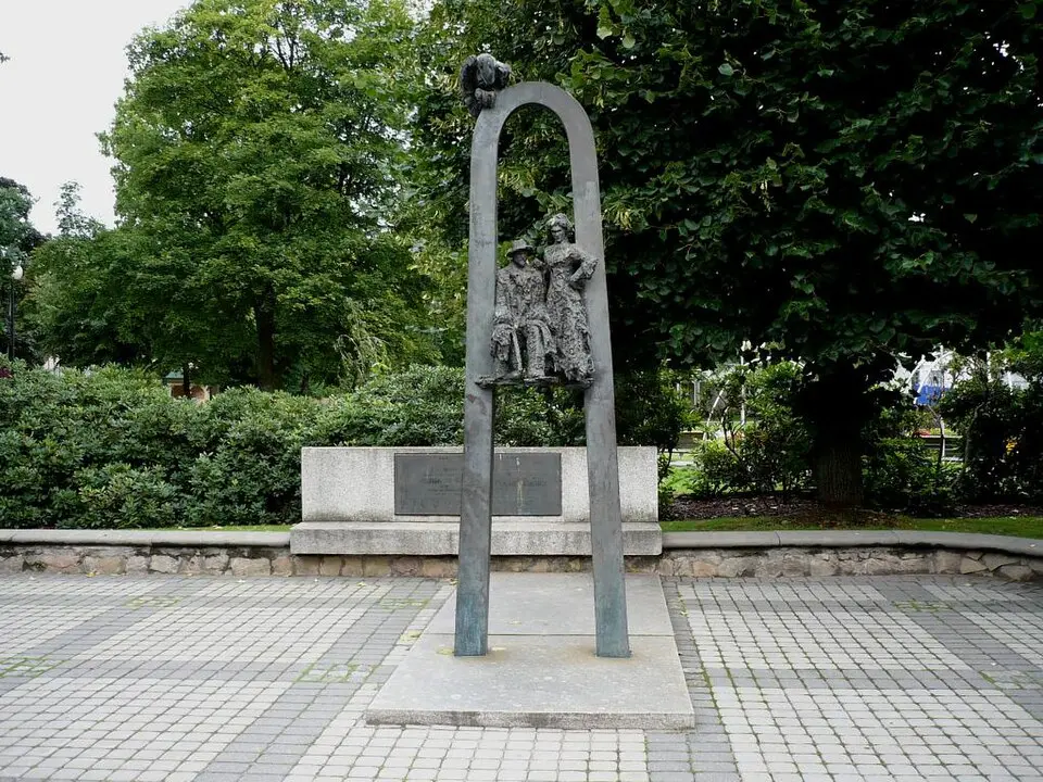 Raiņa un Aspazijas piemineklis