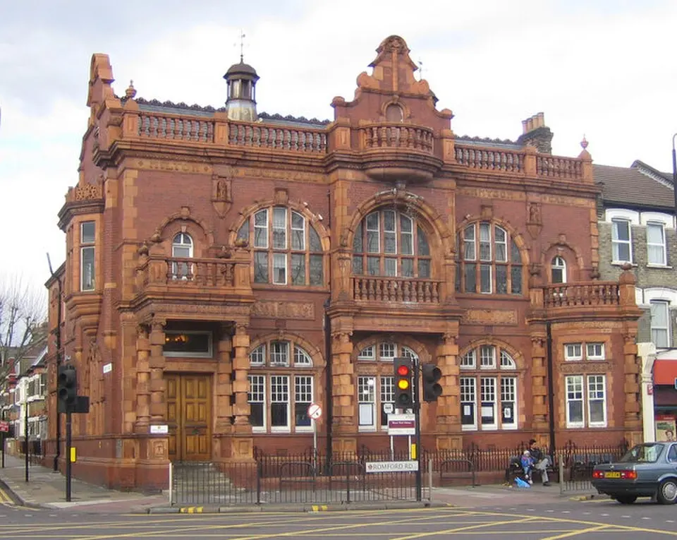 Image: Nigel Cox · CC BY-SA 2.0 Manor Park
