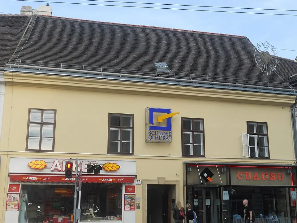 Image: Maclemo · CC BY-SA 3.0 Miethaus, Schloss, Teil des Margaretner Schlosses, Cafe Cuadro