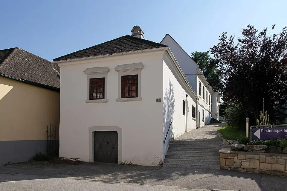 Wohn- und Geschäftshaus, Alte Schule