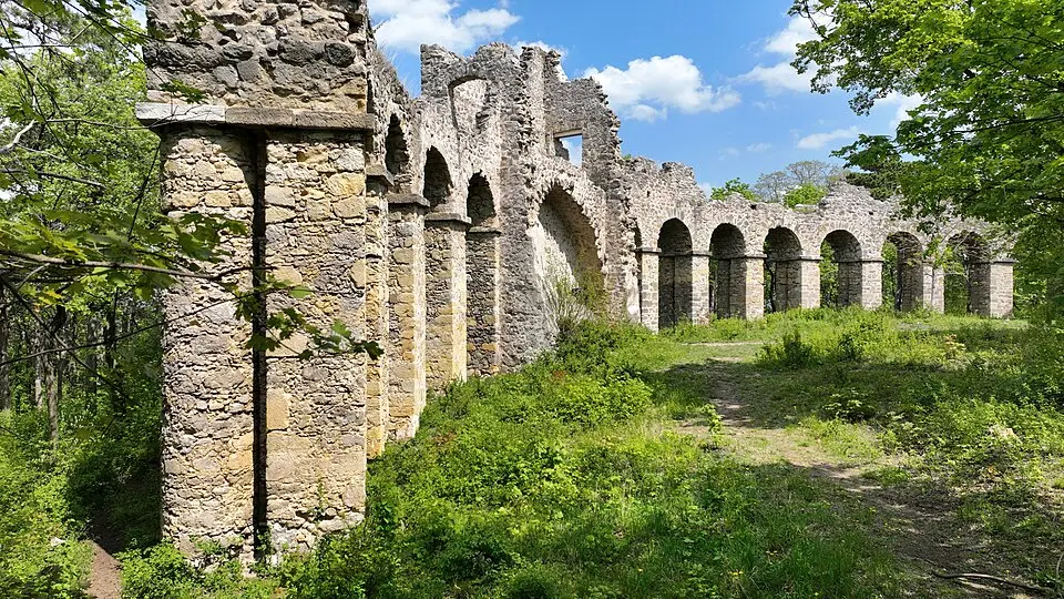 Slika: C.Stadler/Bwag · CC BY-SA 4.0 Künstliche Ruine, sog. Amphitheater