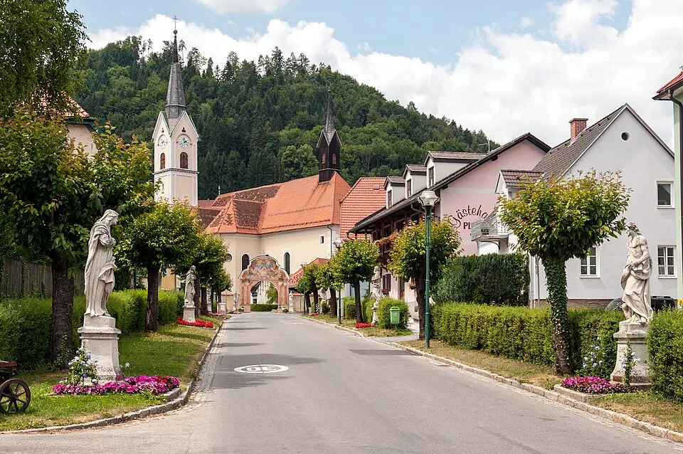 Figurenallee zur Pfarrkirche