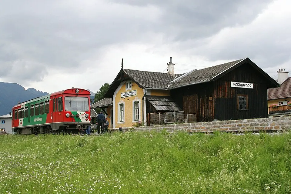 Aufnahmsgebäude Mariapfarr mit angebautem Gütermagazin und Toilettenhäuschen