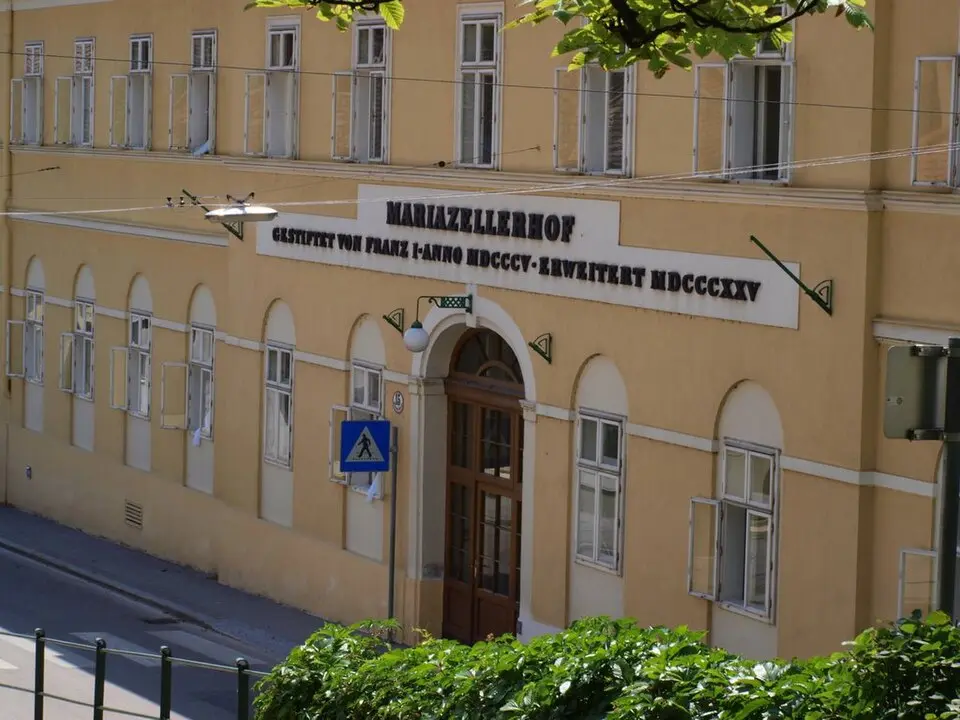 Image: Roberto Verzo from Bad Voeslau / Lower Austria, Austria · CC BY 2.0 Mariazellerhof, Wohltätigkeitshaus, Badener Hof