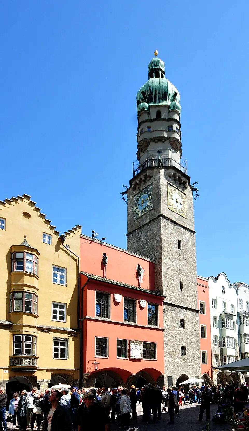 Altes Rathaus mit Stadtturm und Brunnen im Innenhof