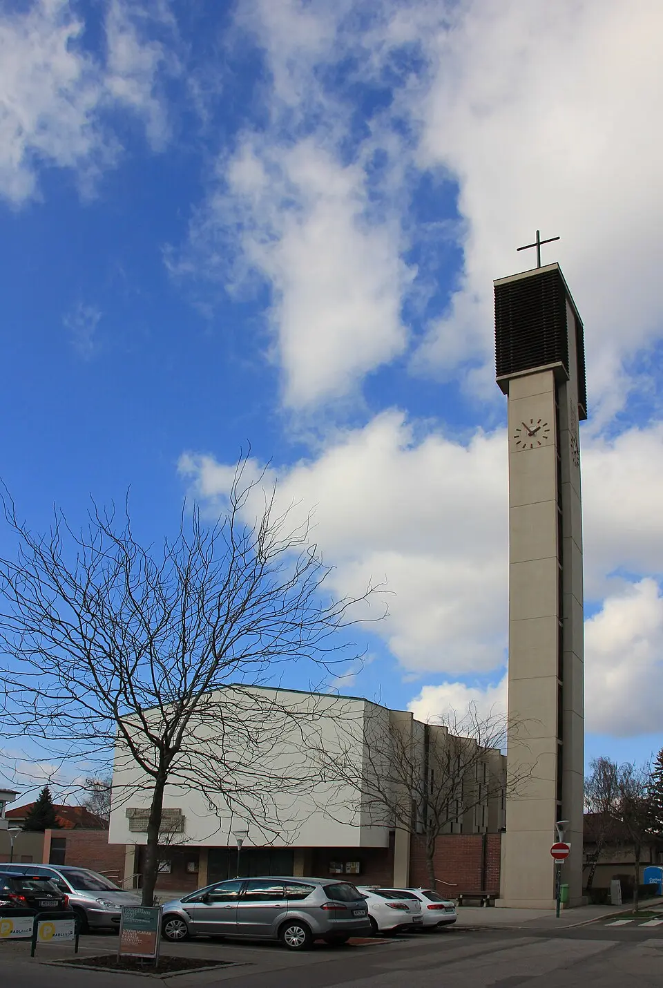 Kath. Filialkirche Maria Königin