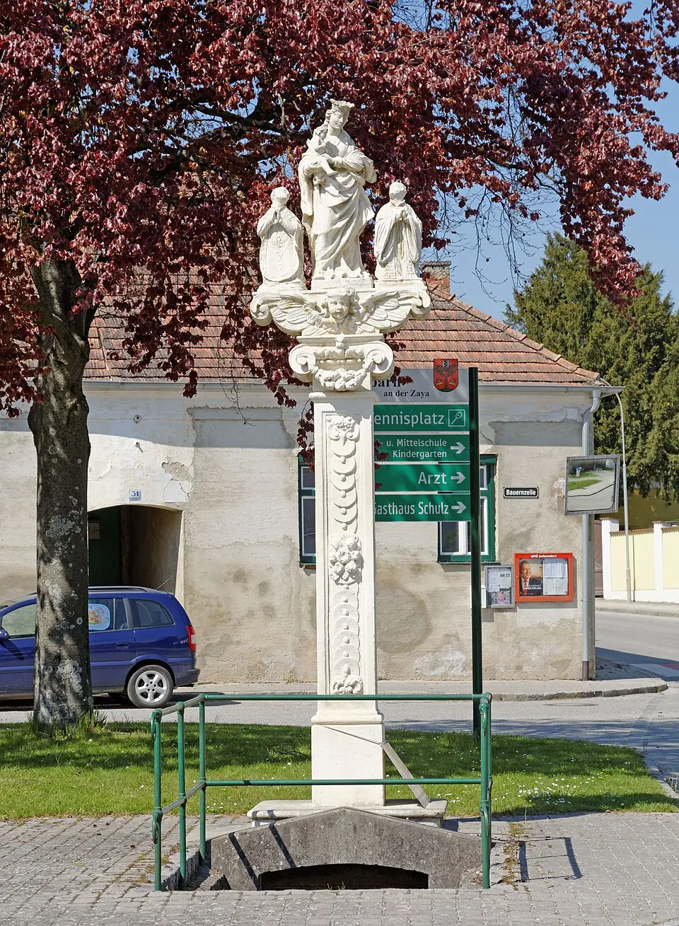 Image: Robert Heilinger · CC BY-SA 3.0 Mariensäule mit Gemeindebrunnen am Häferlmarkt