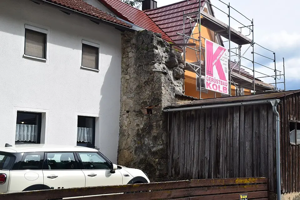 Image: Kd6=dra · CC0 Zugehörige Reste der spätmittelalterlichen Marktbefestigung