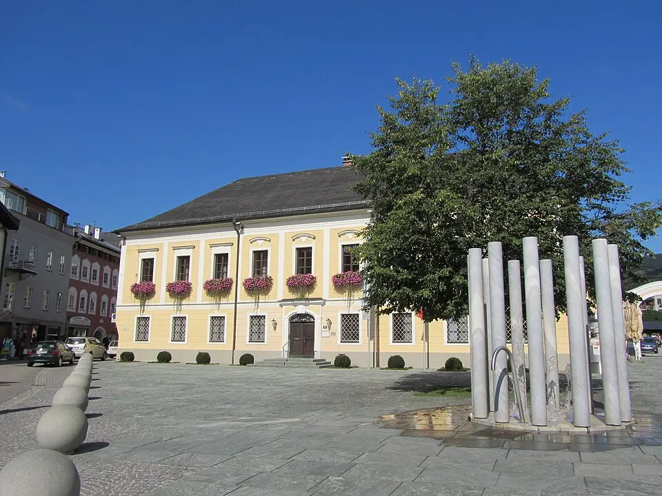 Slika: Mondsee (talk) · CC BY-SA 3.0 AT Ehem. Pfarrhof, Gemeindeamt Mondsee