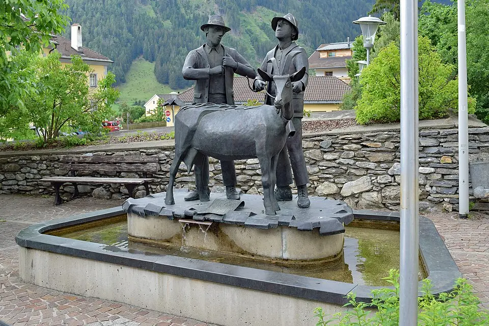 Image: Haeferl · CC BY-SA 4.0 Brunnen mit Skulptur Der Goashandel