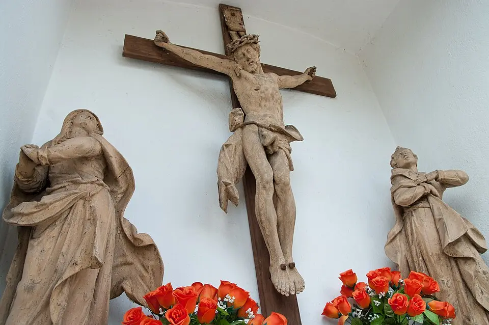 Image: Christian Jansky · CC BY-SA 3.0 Mauernische mit Kreuzigungsgruppe