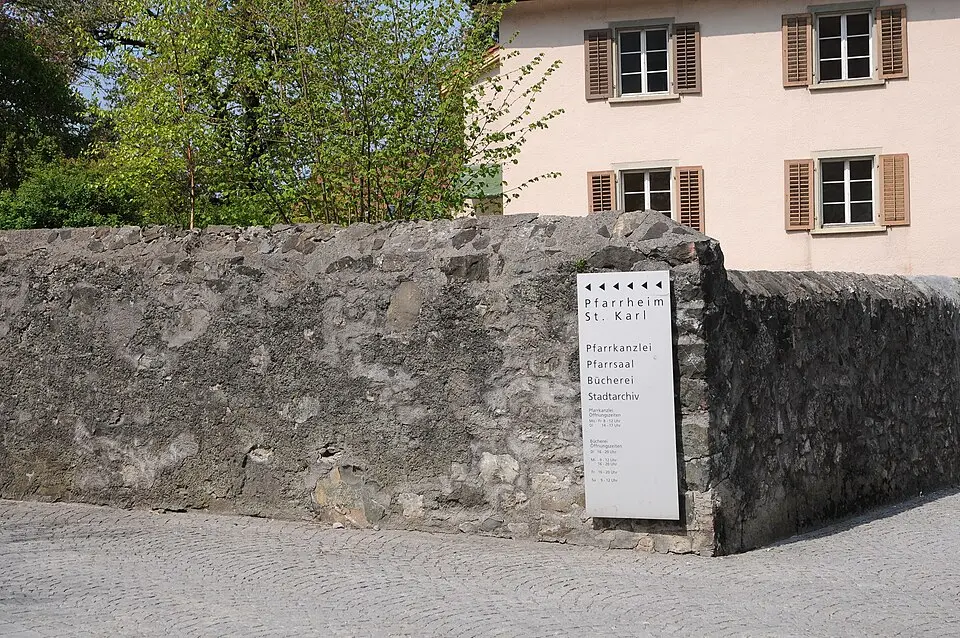 Mauer des Pfarrgartens