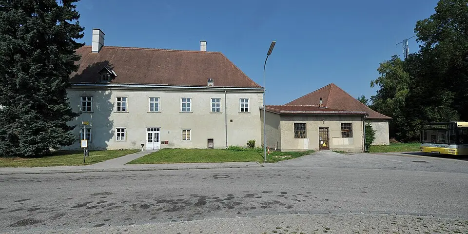 Ehem. Guts- und Wirtschaftshof (Postautostelle und -garage)
