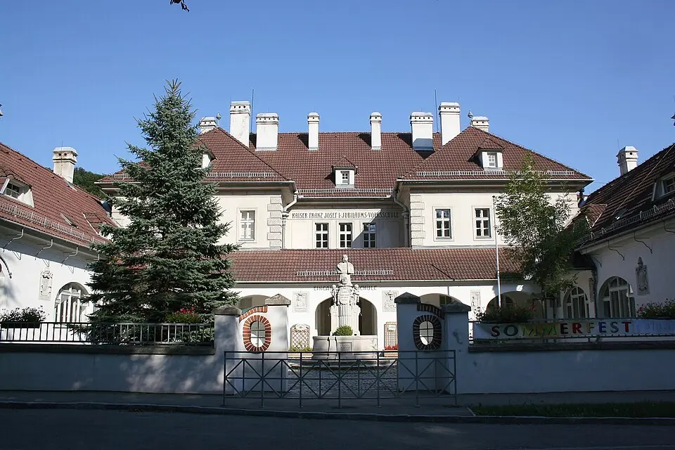 Image: C.Stadler/Bwag · CC BY-SA 3.0 Kaiser Jubiläum-Schule, Volksschule