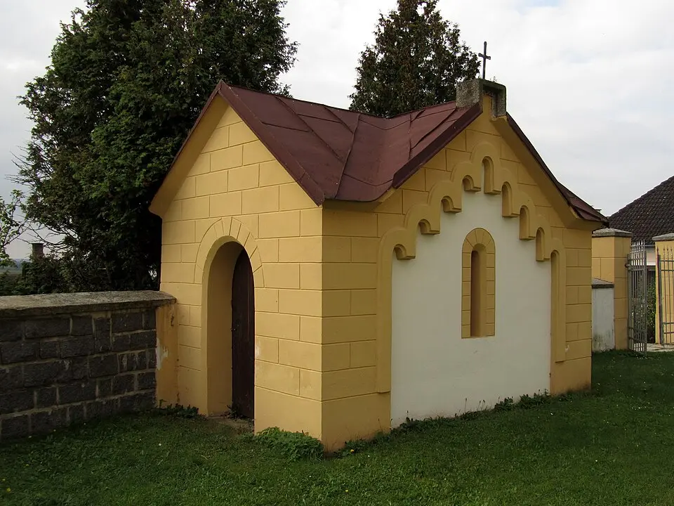 Image: Duke of W4 (talk) · CC BY 3.0 Mausoleum