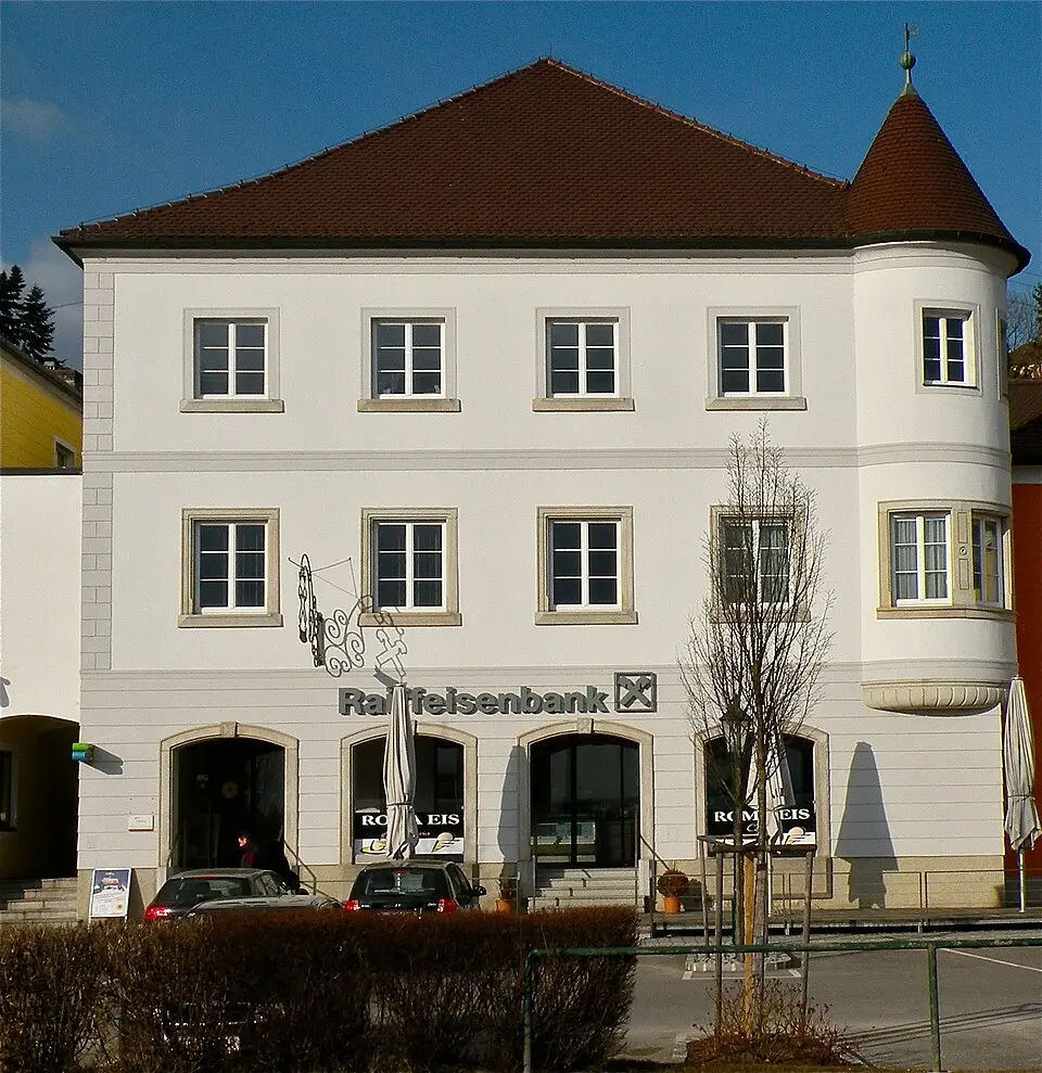 Steingewände und drei Portale