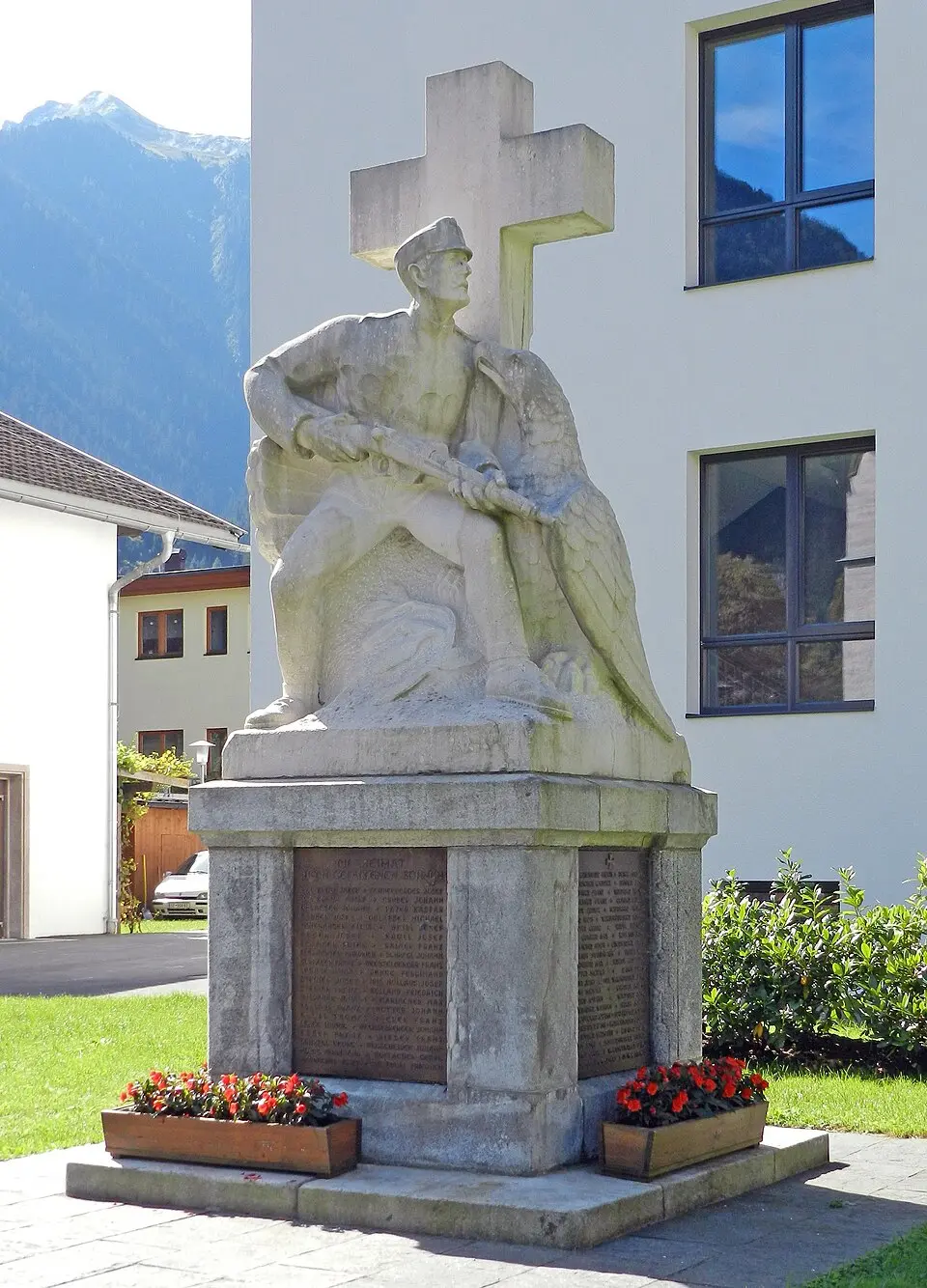 Image: Axel.Mauruszat · CC BY 3.0 DE Kriegerdenkmal Mayrhofen
