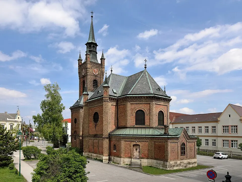 Kath. Filialkirche/ ehem. Waisenhauskirche hl. Josef und ehem. Friedhofsfläche