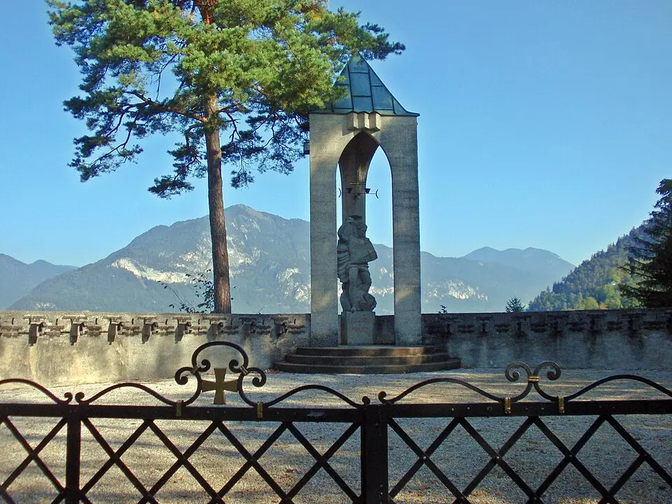 Kriegerdenkmal auf dem Mühlbichl und Umfassungsmauer
