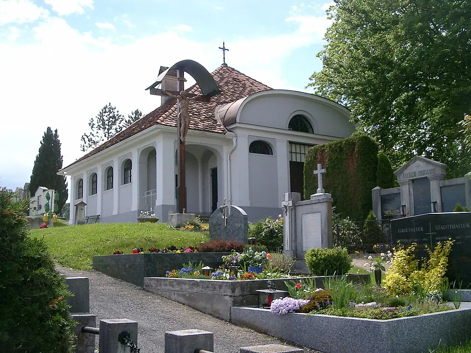 Kép: E.mil.mil (talk) · CC BY-SA 3.0 AT Ehem. Aufbahrungshalle, jetzt Friedhofskapelle mit Friedhofsummauerung