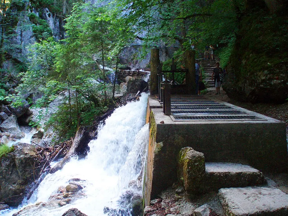 Image: Benutzer:Hejkal / Hejkal at German Wikipedia · CC BY-SA 3.0 DE Profil in der Pöllat-Schlucht E von Hohenschwangau
