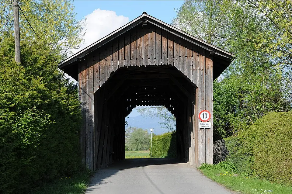 Bild: böhringer friedrich · CC BY-SA 2.5 Straßenbrücke, Mühlwasenbrücke